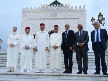Une délégation du Conseil Supérieur de l'Éducation, de la Formation et de la Recherche Scientifique effectue une visite au Mausolée Mohammed V