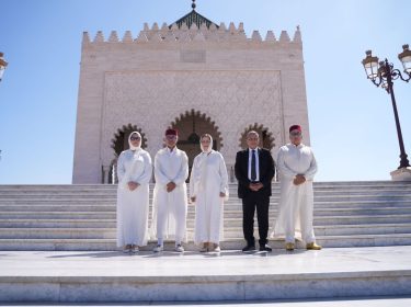 Visite d’une délégation du Conseil Supérieur de l’Éducation, de la Formation et de la Recherche Scientifique au Mausolée de Sa Majesté le Roi Mohammed V, que Dieu ait son âme.